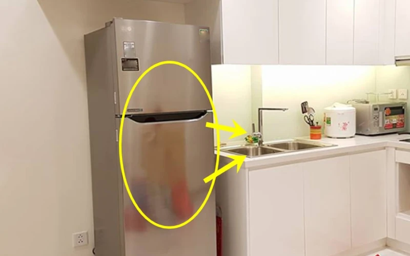 Đặt tủ lạnh sát tường hoặc gần bồn rửa chén dẫn đến hư bo mạch