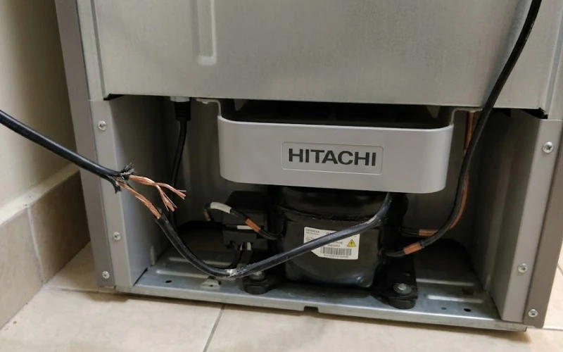 Dây nguồn bị đứt là một trong những nguyên nhân dẫn đến tủ lạnh Hitachi mất nguồn