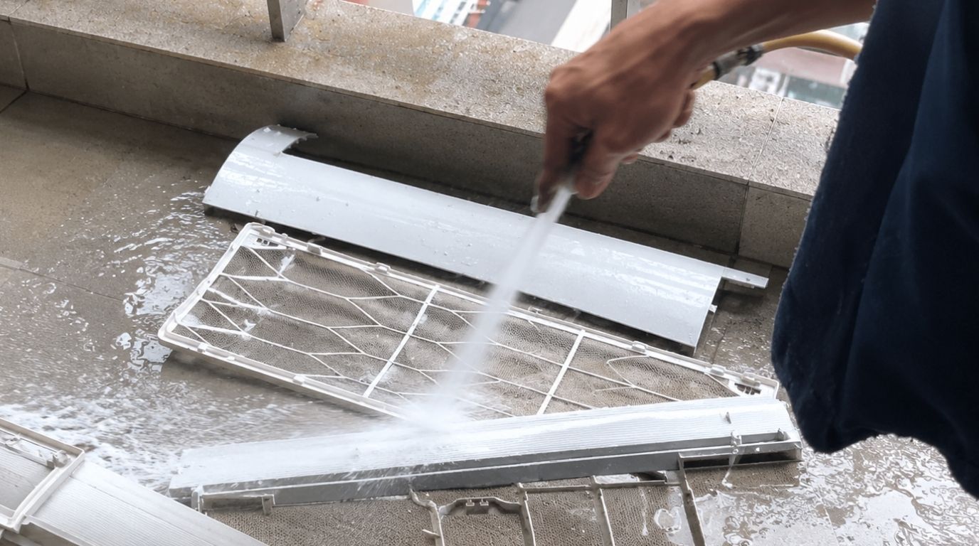 Dùng máy xịt để xịt bụi bẩn bám trên lưới lọc, thanh đảo gió và vỏ dàn lạnh.